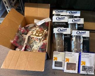 3088 Holiday Decoration and Plastic Dishware