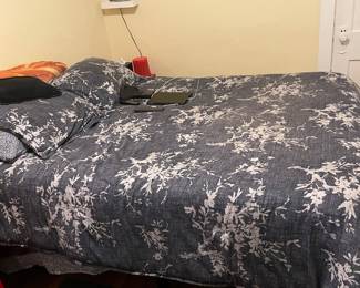 Like new Sealy Posturepedic mattress with adjustable base! 