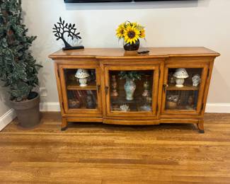 THOMASVILLE DISPLAY CASE MATCHES DINING ROOM SET, PLANT