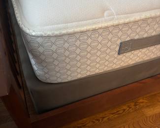 QUEEN MATTRESS & FOUNDATION
