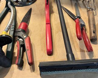 YARD HAND TOOLS & SPRINKLERS