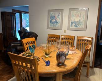 Dining table w/ 6 chairs & leaf