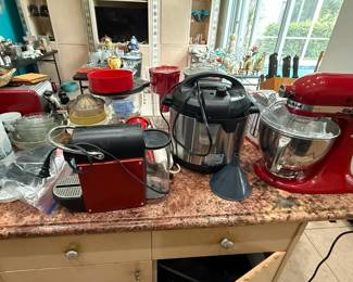 RED KITCHEN AID IS UNAVAILABLE,THERE IS A BLUE ONE AVAILABLE