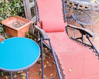 Zero gravity lounge chair - Iron table and 4 chair set