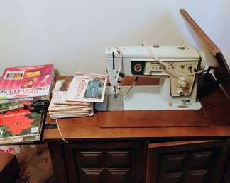 Singer sewing machine W/cabinet