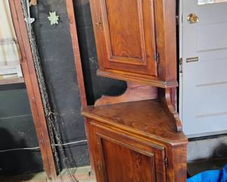 Corner cabinet