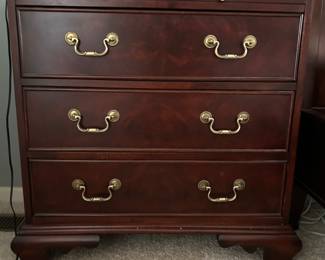 Beautifully crafted, in perfect condition bedside table dresses. Has a large tall dresser to match. This bedside table has a pull out writing desk. 