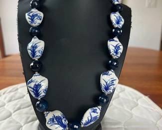SCH402 - Beautiful Vintage Myrna Lee Change Porcelain Necklace