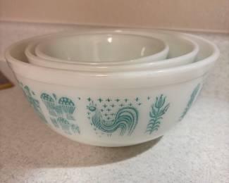 Amish Pyrex bowl set 