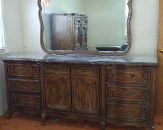 Bassett Dresser W Mirror