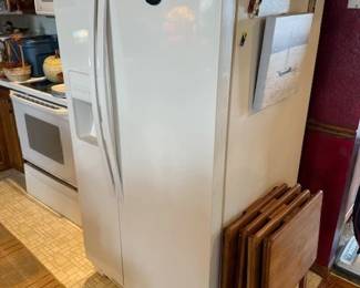 Whirlpool Side by side. Works well.