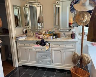 Great collection of body lotion, cosmetics, fun hats and accessories.