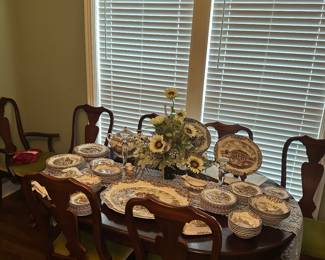 Vintage chippendale table with 2 leaves and 8 chairs