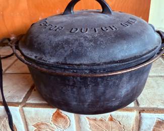 Griswold Tite-Top Cast Iron Dutch Oven No. 8