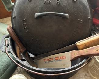 Griswold Tite-Top Cast Iron Dutch Oven No. 8