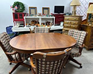 42" Round Table with Leaf and 4 Swivel, Chairs on Caters