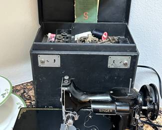 Singer Mobile Sewing Machine with Case