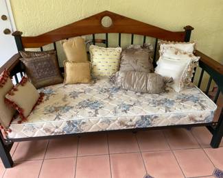 Day Bed  clean & Excellent condition