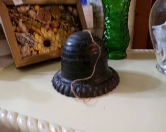 Beehive string holder