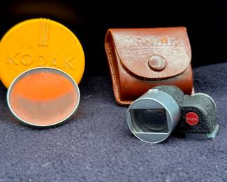 (2) Kodak Accessories
Both items come with origional carrying cases. Kodachrome type A daylight filter - series VI. Attachable view piece with focus wheel. 