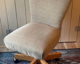 Comfortable Beige Cushioned Computer Chair
