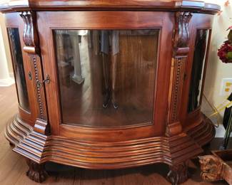 Rounded glass curio cabinet in great condition