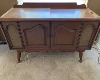 Vintage Magnavox Record Player & Radio Combo