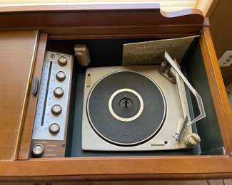 Vintage Magnavox Record Player & Radio Combo