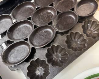 Antique Cast Iron Gem Pan 11 Cup