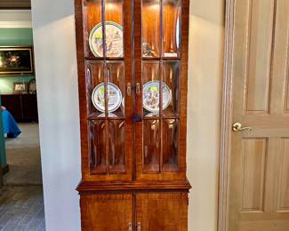 Baker Furniture narrow inlaid mahogany curio with lighted interior, grooved glass shelves, & bubble glass doors. 