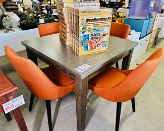 Table w/ four chairs 