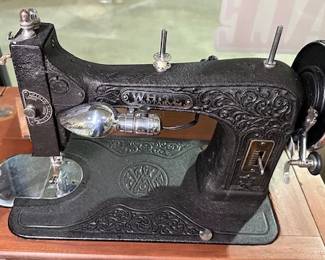 sewing machine 