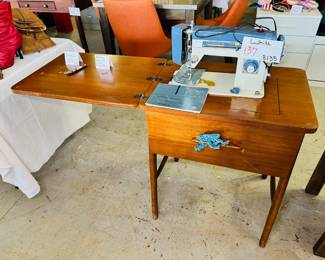 Sewing table w/ sewing machine 