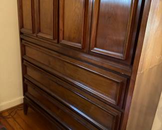 MCM DRESSER