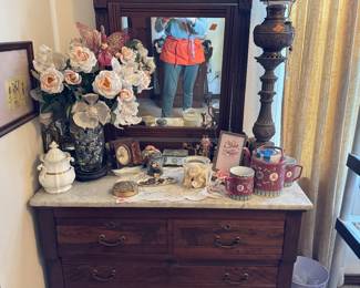 $350 - Eastlake vanity 40Wx30Tx18W