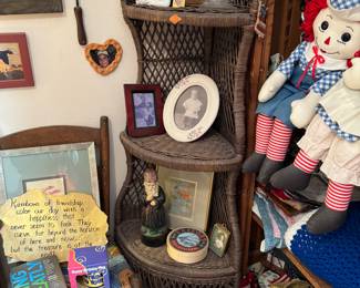 #34 - $60 - Corner wicher shelve 21Wx58T