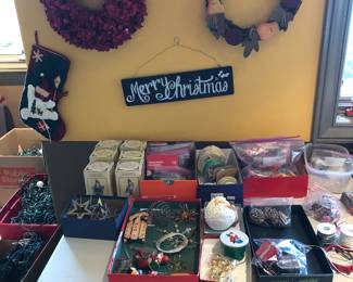 Xmas decorations: Santa figurines, ornaments, wreaths