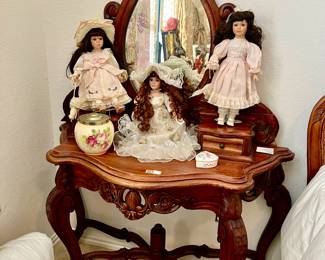 SWEET LITTLE VANITY