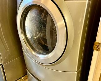WHIRLPOO DUET WASHER AND DRYER WITH BASE FRONTLOADER