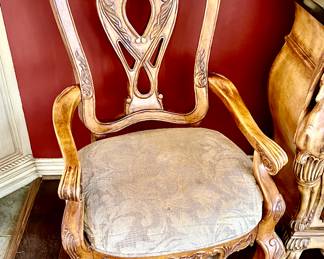 WE HAVE 4 BREAKFAST TABLE CHAIRS.