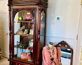 BEAUTIFUL MAHOGANY CURIO