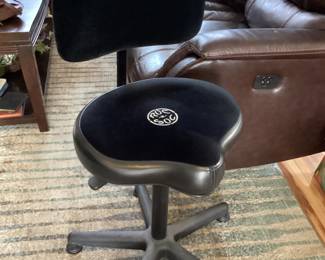 Drum throne with back