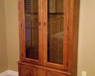 Oak gun cabinet holds 10 long guns