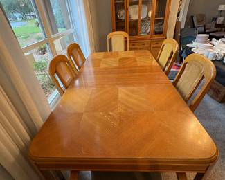$400 Oak Dining Room Table 67" x 39" x  27" (length is including the 16" leaf as shown) w/ 6 chairs