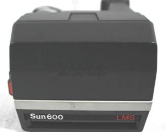 5026 - Polaroid Sun 600 LMS Camera - 6" x 4.5" x 4" You are buying a used as-is electric/electronic item. We do not guarantee all components are present, and if it is not expressly stated, it is untested.
