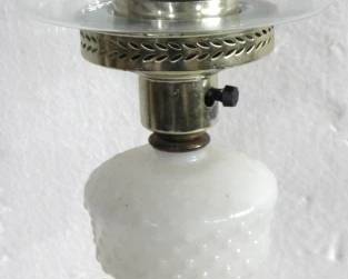 8210 - Lamp - 18" Tall You are buying a used as-is electric/electronic item. We do not guarantee all components are present, and if it is not expressly stated, it is untested.
