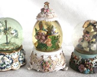 7851 - Lot of 3 Snow Globes
