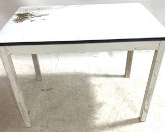 3019 - Vintage Porcelain Top Kitchen Table 30"x 25" x 40" scuff on top
