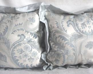 7651 - 2 Throw Pillows - 18" x 18"
