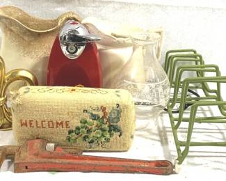 8625 - Lot of Assorted Items You are buying a used as-is electric/electronic item. We do not guarantee all components are present, and if it is not expressly stated, it is untested.
